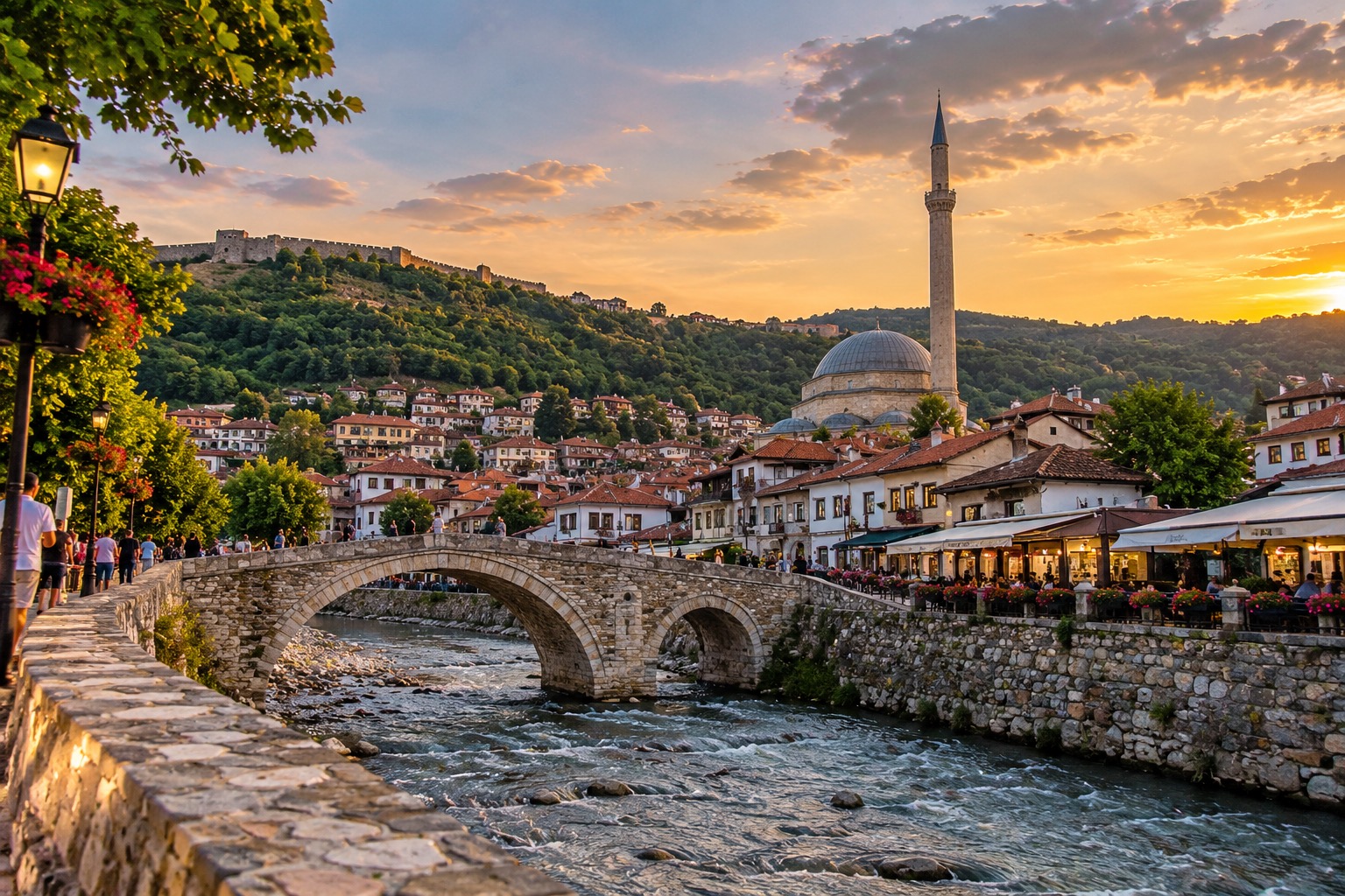 Kosova’nın tarihi Prizren şehri, taş köprüsü, nehir kıyısı ve Balkan mimarisini yansıtan şehir manzarası